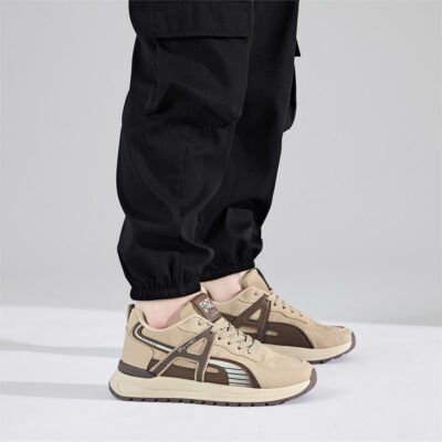 Một đôi sneaker nam da vân cao cấp, sạch sẽ và được chăm sóc cẩn thận.