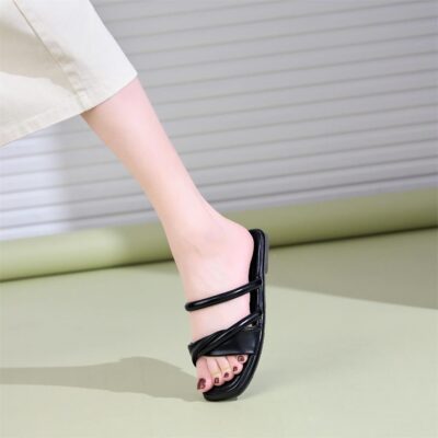 dép quai ngang xoắn chính là khả năng “biến hóa” phong cách chỉ trong tích tắc