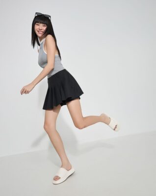 giày sandal quai ngang đắp còn đến từ việc nó cực kỳ phù hợp với điều kiện khí hậu nóng ẩm tại Việt Nam