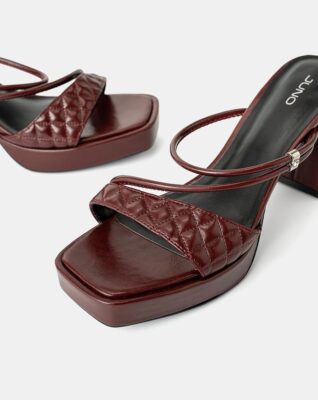 nếu công ty có dress code thoải mái bạn vẫn có thể diện giày sandal đế đúp quai chần bông màu be hoặc trắng cùng quần tây ống loe và áo blouse lụa