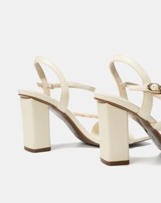 giày sandal gót cao phối quai xoắn phù hợp với vóc dáng đóng vai trò then chốt trong việc tôn lên vẻ đẹp hình thể