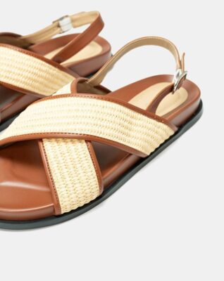 sandal quai chéo đan lát không chỉ là lựa chọn thời trang