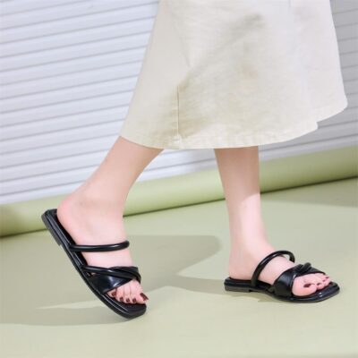 dép đế bệt năng động lại trở thành lựa chọn hàng đầu của phụ nữ hiện đại