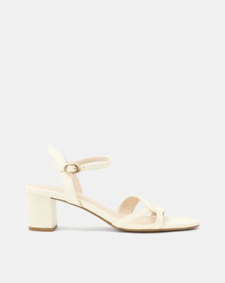 Giày sandal gót vuông là kiểu giày hở ngón thuộc dòng sandal nữ đặc trưng bởi phần gót giày có hình khối vuông vắn