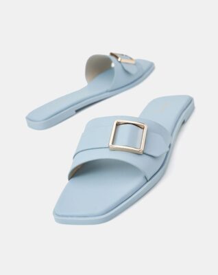 dép mũi vuông khóa trang trí đến từ sự pha trộn khéo léo giữa nét retro và cảm hứng đương đại