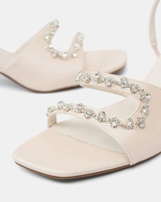 giày sandal cao gót quai cách điệu đính dây đá lại khá “đỏng đảnh” nếu không được chăm sóc đúng cách