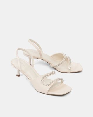 các mẫu giày sandal cao gót đính đá với mức giá trải dài từ vài trăm nghìn đến vài triệu đồng