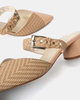 Sức hút của giày cao gót mules đắp mũi chéo không đến từ yếu tố thời thượng đơn thuần