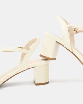 giày sandal gót vuông chất lượng có thể đồng hành cùng bạn suốt nhiều mùa thời trang