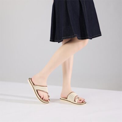 dép nữ quai đan phối khuyên hoa xỏ ngón xinh xắn trở nên khác biệt nằm ở sự kết hợp khéo léo giữa nét tối giản