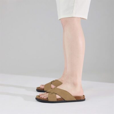 Thiết kế quai ngang chéo tạo thành hình chữ X không phải là chi tiết ngẫu hứng