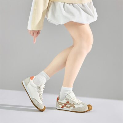 Giày thể thao nữ cổ thấp hay còn gọi là low cut sneakers là kiểu giày có phần cổ nằm dưới mắt cá chân