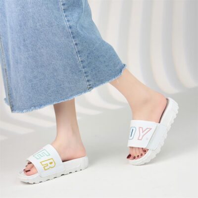 Sức hút cốt lõi của dép nữ đế đúc phong cách năng động, trẻ trung