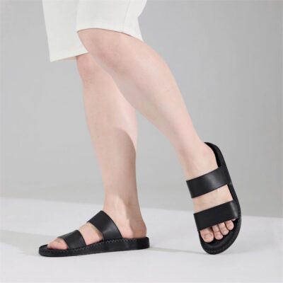 Sức hút của dép da nam hai quai ngang không đến từ chi tiết rườm rà hay logo phô trương