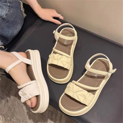 sandal quai ngang nhún cách điệu phối 1 quai tròn chéo trở thành must-have item trong mùa hè 2026