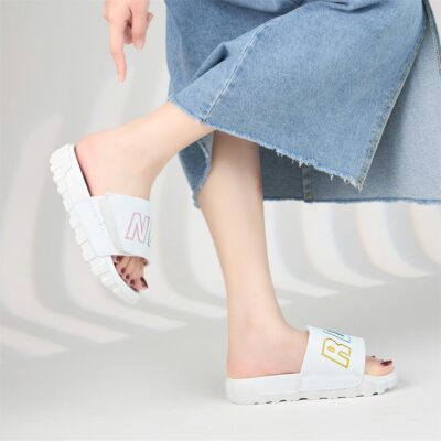 Dép nữ đế đúc phong cách năng động, trẻ trung không chỉ là một món phụ kiện