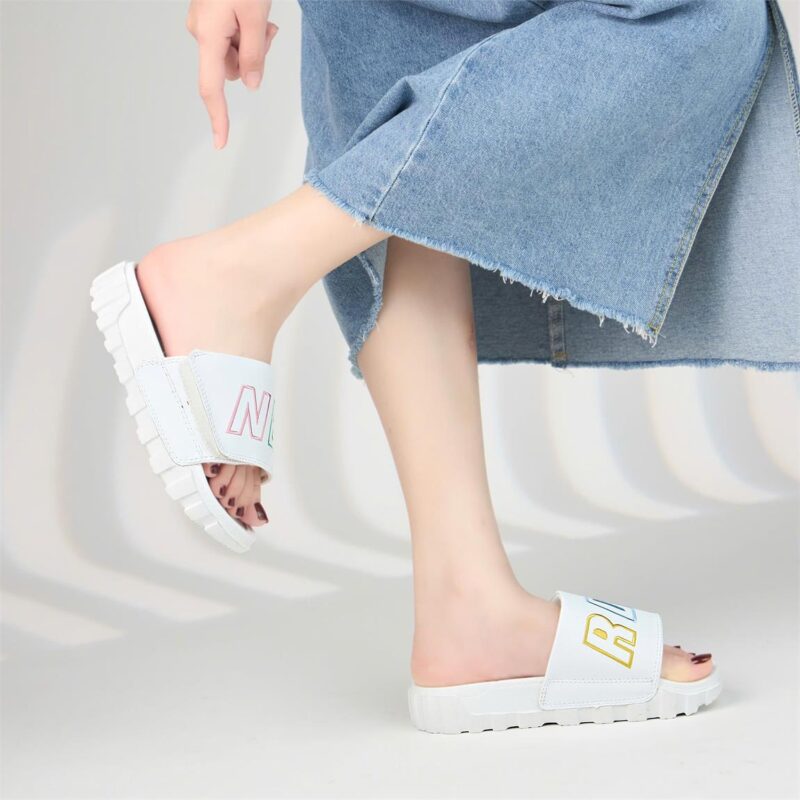 Dép nữ đế đúc phong cách năng động, trẻ trung không chỉ là một món phụ kiện