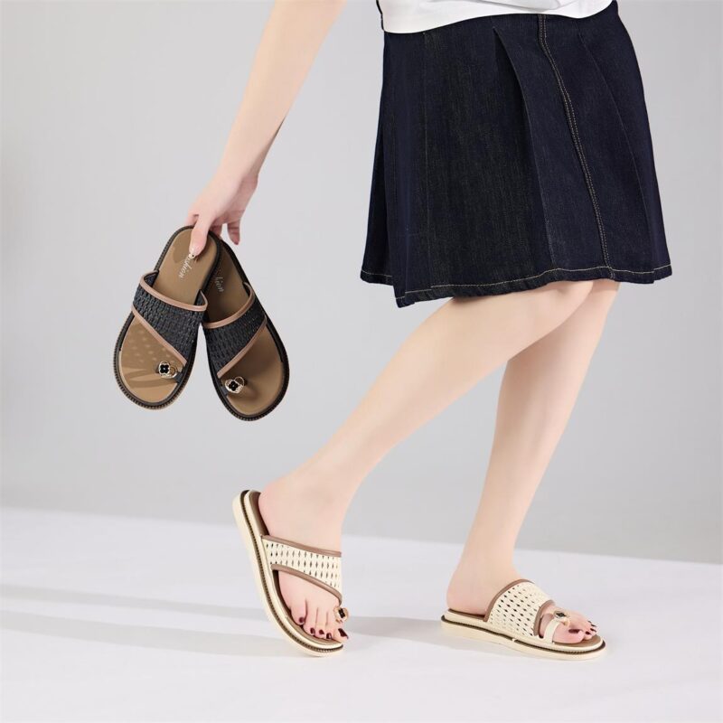 Dép nữ quai đan phối khuyên hoa xỏ ngón xinh xắn không chỉ là một món phụ kiện đi chân