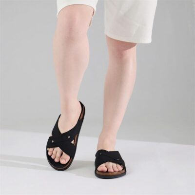 mỗi đôi dép nam quai ngang chéo chữ X đính kim loại tròn đều được kiểm soát nghiêm ngặt