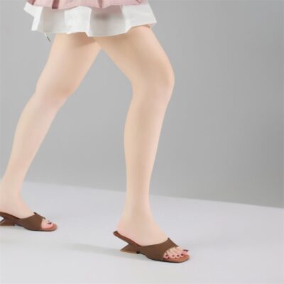 việc chọn một đôi guốc cao gót 5P là hành động khẳng định phong cách cá nhân và triết lý sống