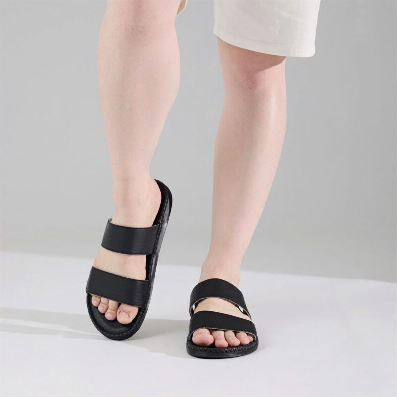 Dép da nam hai quai ngang là minh chứng cho câu nói: ít hơn chính là nhiều hơn.