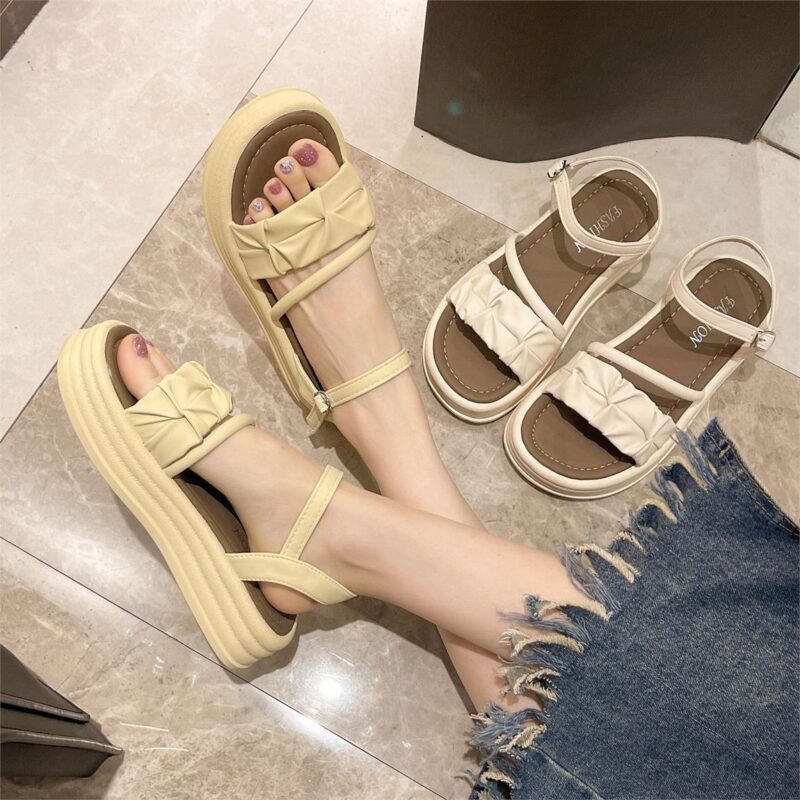 Sandal quai ngang nhún cách điệu phối 1 quai tròn chéo không chỉ là một xu hướng thoáng qua