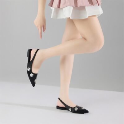 Giày búp bê hở gót, mũi nhọn, hoạ tiết hoa đính kim loại không chỉ là một món đồ.