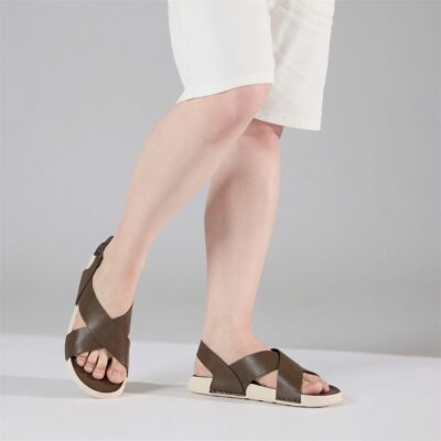 Sandal nam hai quai chéo không phải là xu hướng nhất thời mà là biểu tượng của một lối sống biết dung hòa