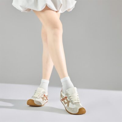 Giày thể thao nữ cổ thấp không chỉ là một món đồ tiện dụng đó là biểu tượng của sự tự do năng động và gu thẩm mỹ tinh tế.