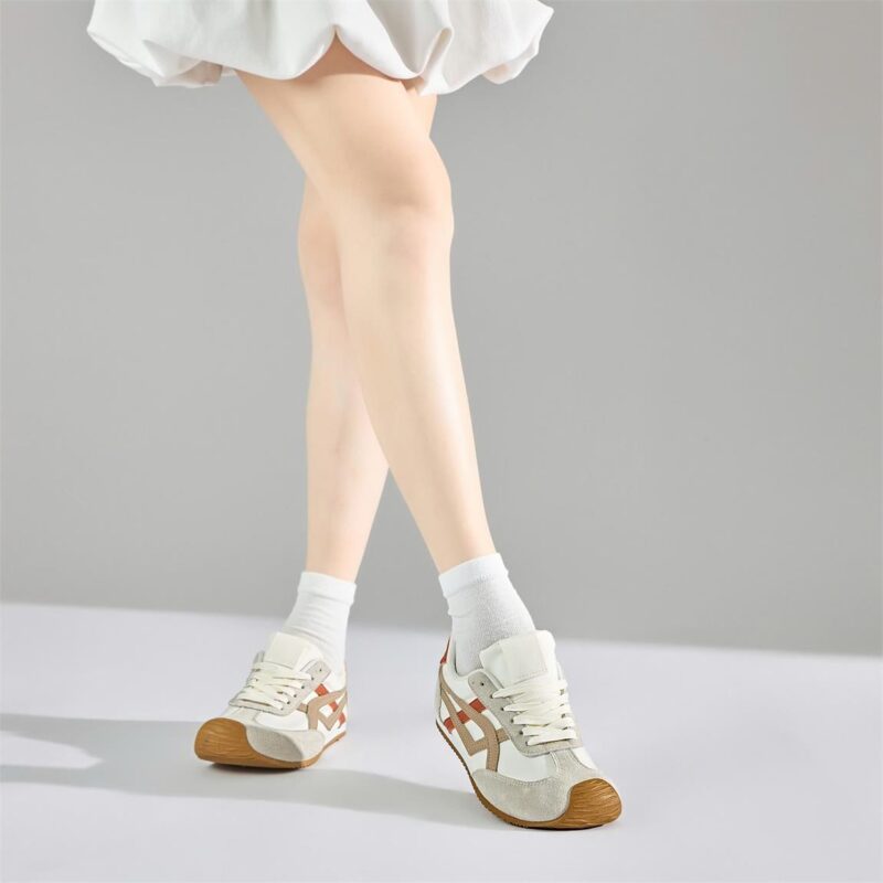 Giày thể thao nữ cổ thấp không chỉ là một món đồ tiện dụng đó là biểu tượng của sự tự do năng động và gu thẩm mỹ tinh tế.