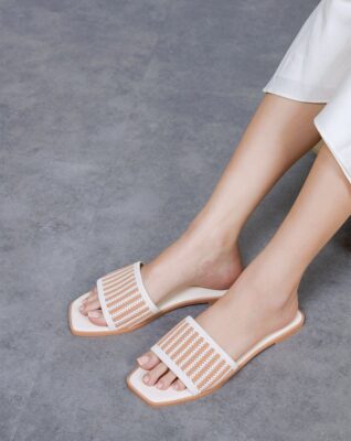 Nếu bạn đang tìm kiếm một đôi dép một cho tất cả thì sandal quai dệt pattern sọc chính là câu trả lời