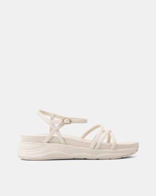 sử dụng giày sandal thể thao quai mảnh chính là nguy cơ trượt ngã cao trên bề mặt trơn trượt hoặc địa hình không bằng phẳng