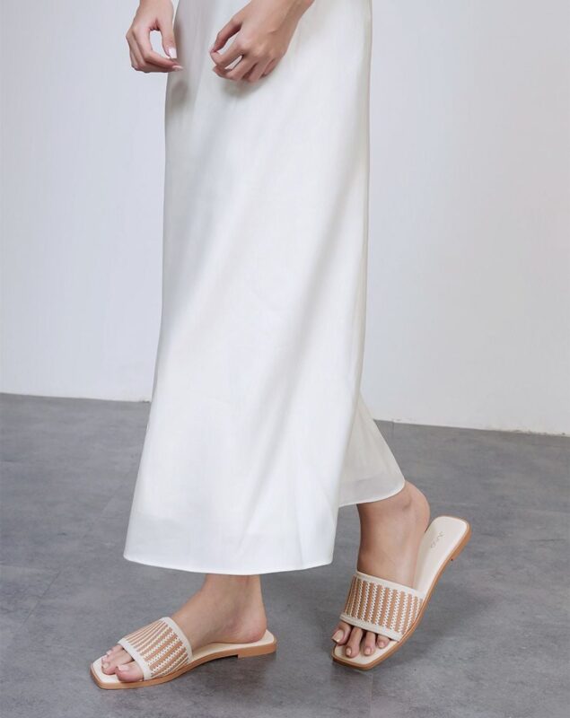 Dép sandal quai dệt pattern sọc không chỉ là một xu hướng thoáng qua mà là sự kết tinh của thẩm mỹ công năng và tinh thần thời đại.