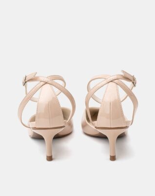 Giày cao gót mũi nhọn không phải là thử thách dành riêng cho những chiến binh thời trang