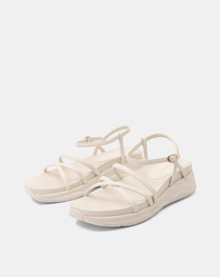 Giày sandal thể thao quai mảnh khó phối với trang phục trang trọng hoặc môi trường công sở nghiêm túc