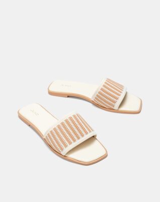 Để tận dụng tối đa giá trị của đôi dép sandal quai dệt pattern sọc bạn nên lưu ý một vài mẹo bảo quản đơn giản.