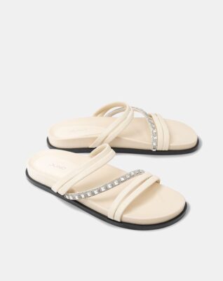 dép sandal phối dây đính đá nếu không được sản xuất bởi thương hiệu minh bạch và bền vững lại là biểu tượng của lối sống tiêu dùng thiếu bền vững.