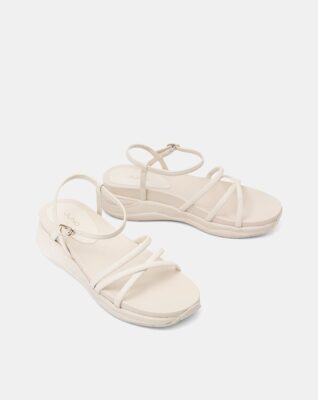 giày sandal thể thao quai mảnh thường không có phần cổ giày hoặc quai hậu cố định