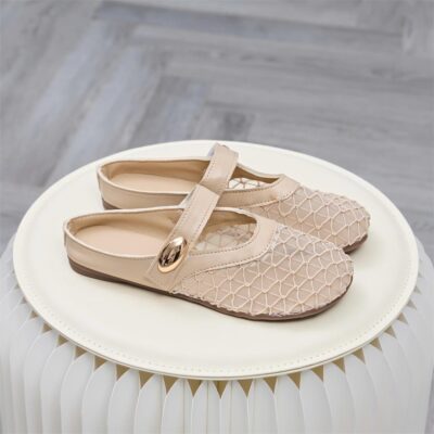 Thiết kế quai ngang của dép sục nữ lưới thêu thanh lịch, quai ngang xinh xắn, êm chân, dễ phối đồ không phải là chi tiết ngẫu hứng