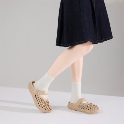 Sự bùng nổ của mẫu dép sục nữ gắn charm gấu không phải là điều ngẫu nhiên.