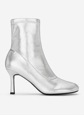 lý do then chốt khiến giày boots mũi tròn cổ cao bùng nổ trong năm 2026 chính là cảm hứng từ làn sóng hoài cổ.