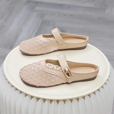 dép sục nữ được trang bị đế sục (mule sole) làm từ cao su non hoặc EVA nén mật độ cao