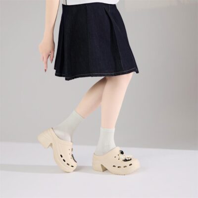 Dép Eva nữ đế đúc nguyên khối gắn charm mèo nơ còn gây ấn tượng mạnh mẽ bởi thiết kế ngoại hình cực kỳ đáng yêu và tinh tế