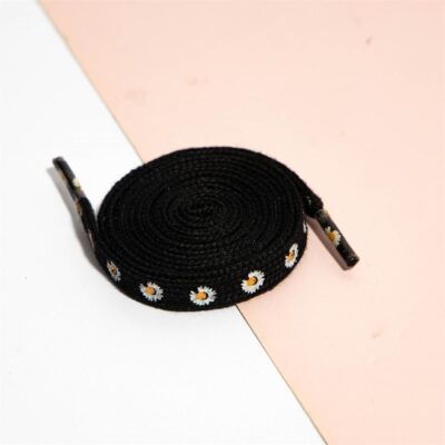 Dây giày hoa cúc thể hiện cá tính qua từng bước đi