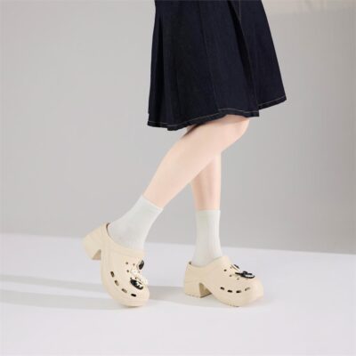 Dép Eva nữ đế đúc nguyên khối gắn charm mèo nơ nổi bật như một giải pháp toàn diện: vừa thoáng mát, vừa nhẹ tênh, lại không gây bí bách hay hầm chân