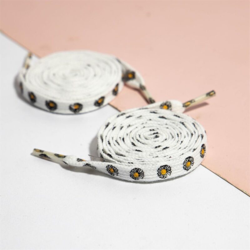 dây giày hoa cúc đã vươn mình trở thành yếu tố then chốt trong việc định hình phong cách cá nhân.