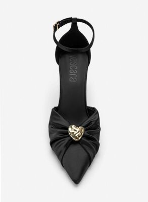 Giày satin cao gót phối họa tiết phù hợp với xu hướng thẩm mỹ Quiet Luxury và Soft Girl Aesthetic