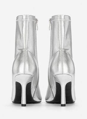 Giày boots mũi tròn cổ cao phù hợp với xu hướng Quiet Luxury và Comfort Core