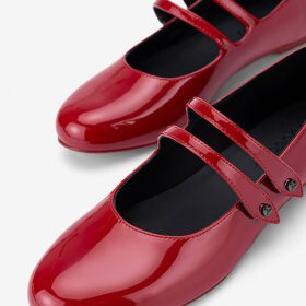 Giày ballerina mary janes quai đôi đính nút tán kim loại không chỉ là một món phụ kiện thời trang