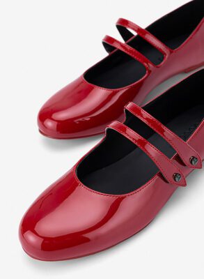 Giày ballerina mary janes quai đôi đính nút tán kim loại không chỉ là một món phụ kiện thời trang